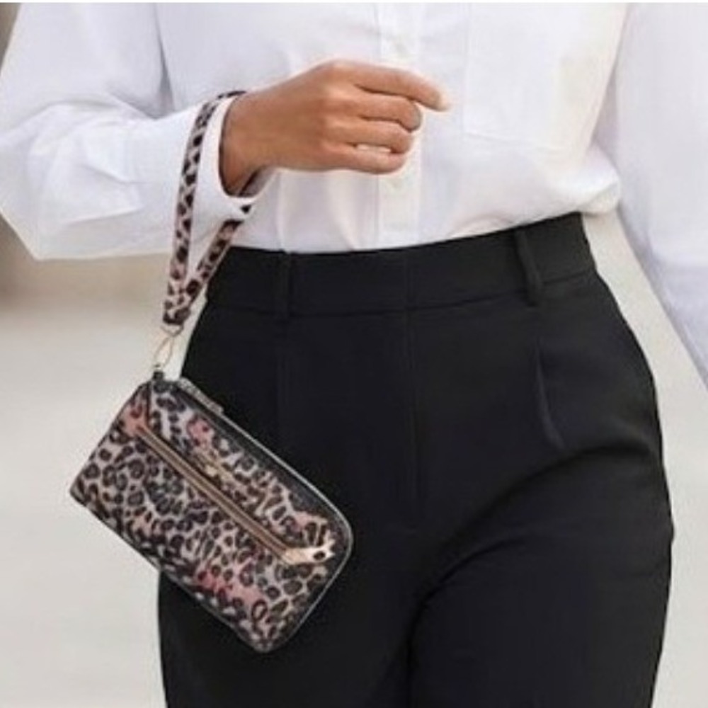Travelon NWT Wallet Women OS Leopard Tan NEW RFID Blocking Wristlet Zip Around